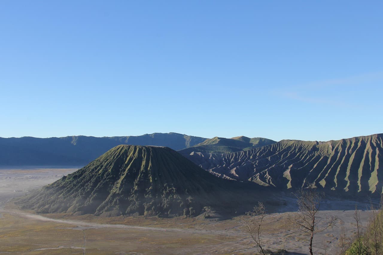 Kawah Gunung Bromo berasap di lautan pasir kaldera Tengger, Jawa Timur